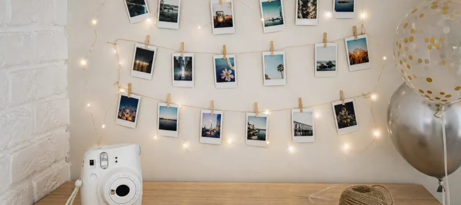 DIY Fotowand mit Sofortbildkamera fuer Partys gestalten
