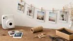 DIY Fotokette mit Sofortbildkamera-Motiven fuer Geschenke